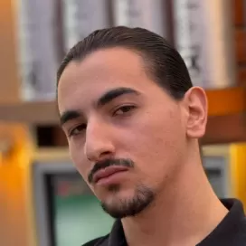 Zlatan, barbier à The Premium Barbershop