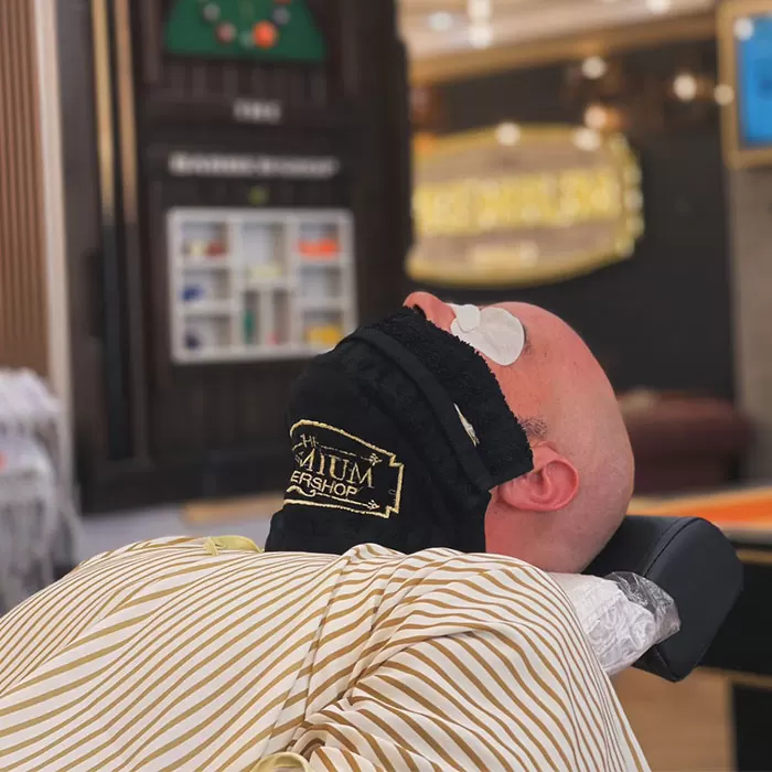Rasage Homme au salon The Premium Barbershop Wellness